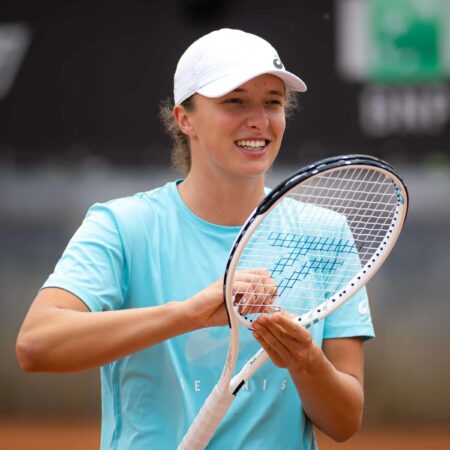 Swiatek Triumphs in Thrilling Roland Garros Opener Against Sramkova