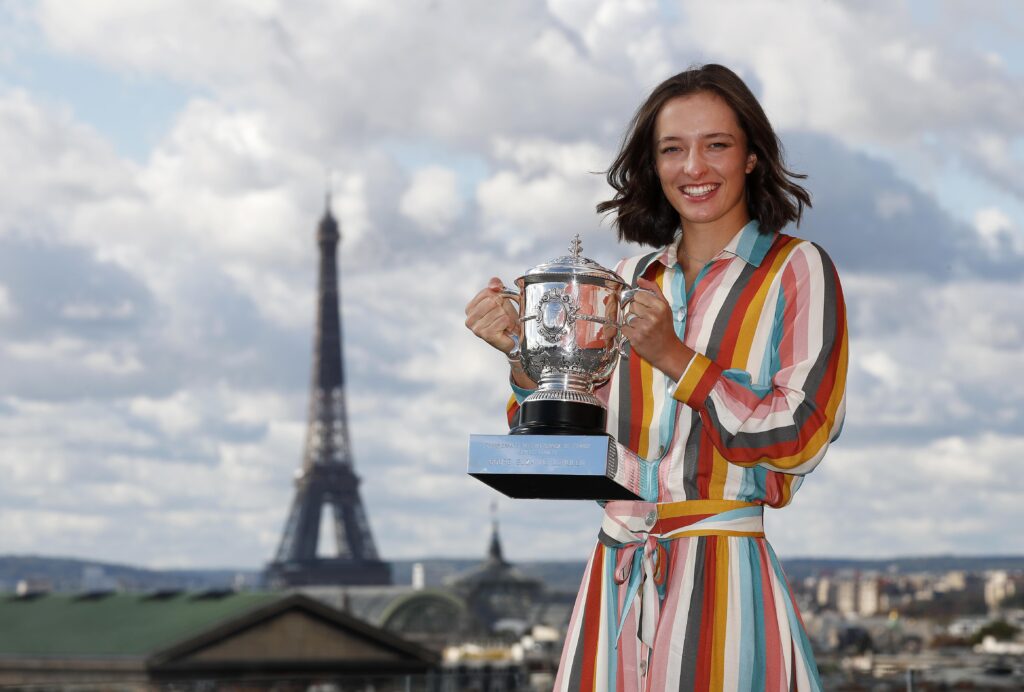 Swiatek surges past Bencic into first Wimbledon final
