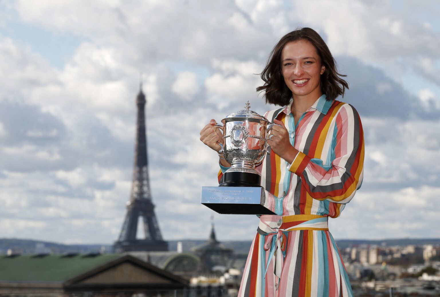 Swiatek surges past Bencic into first Wimbledon final
